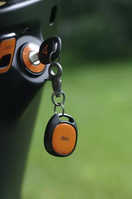 电动车钥匙被锁在座位底下怎么办,电动车钥匙锁车座底下怎么解决