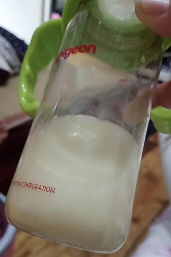 冲奶粉时有结块怎么回事,冲奶粉有泡沫宝宝能喝吗