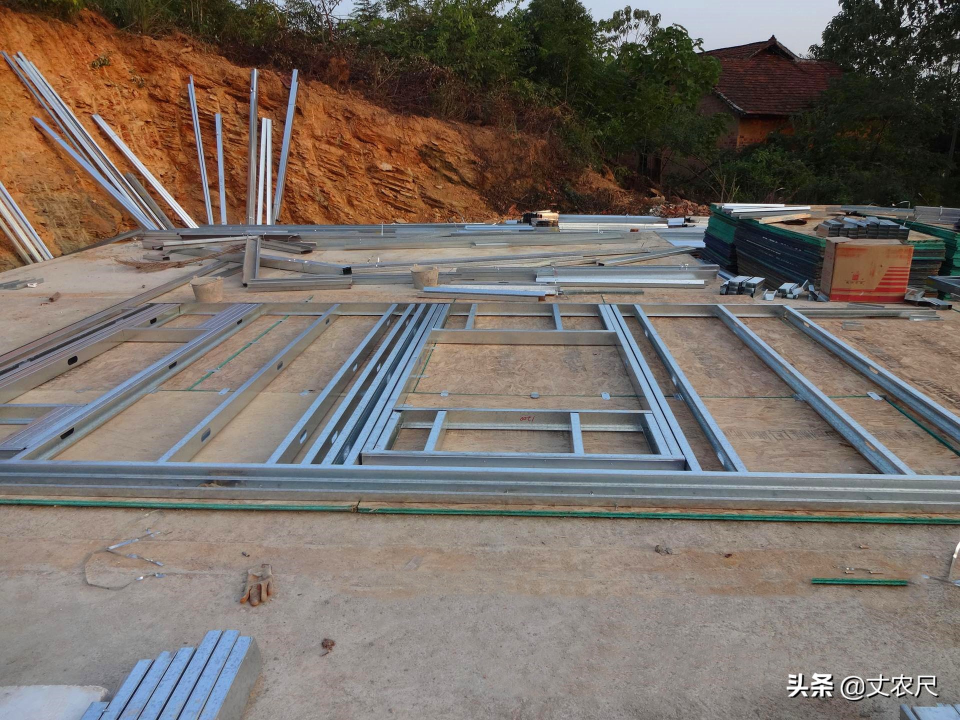 盖砖混房好还是盖轻钢别墅好了,在农村盖轻钢别墅