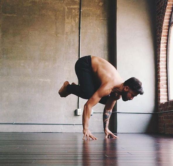 男士瑜伽展示力量,男士练瑜伽帅呆了