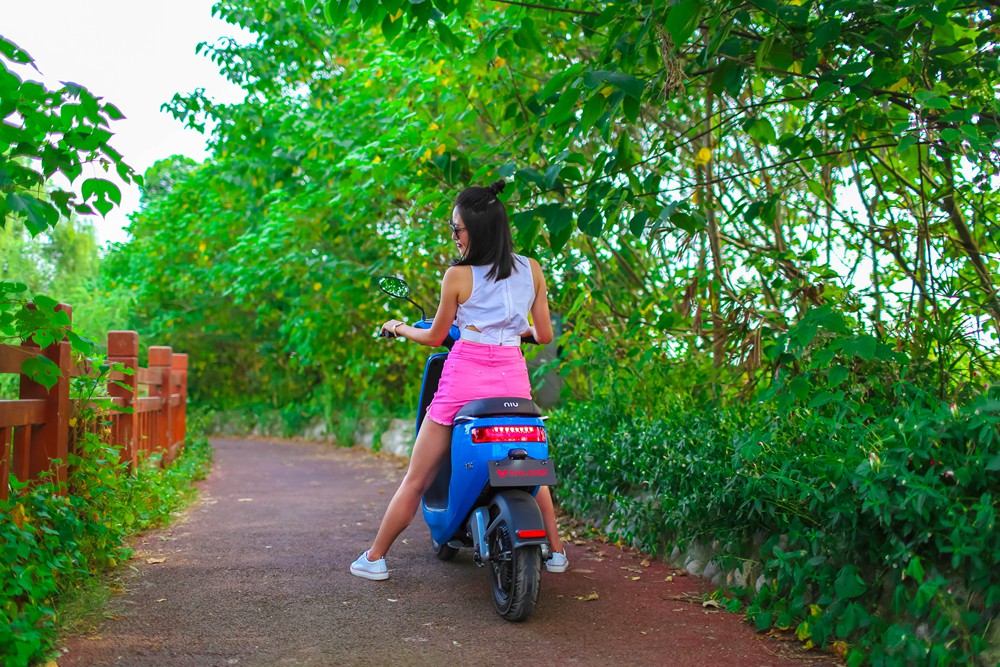 小牛最新电动车测评,小牛军绿色经典款电动车