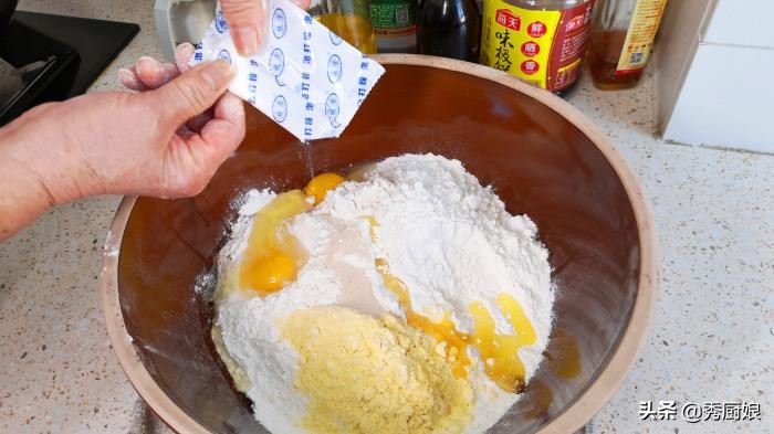 炸油条不放酵母和泡打粉可以么,炸油条要加鸡蛋吗