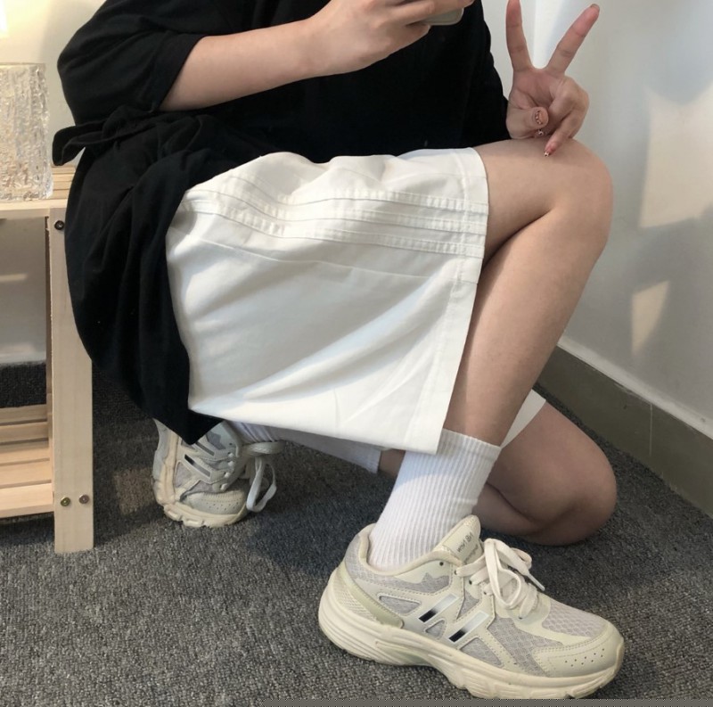 夏天白色短裤搭配中性,白色短袖配什么颜色的短裤