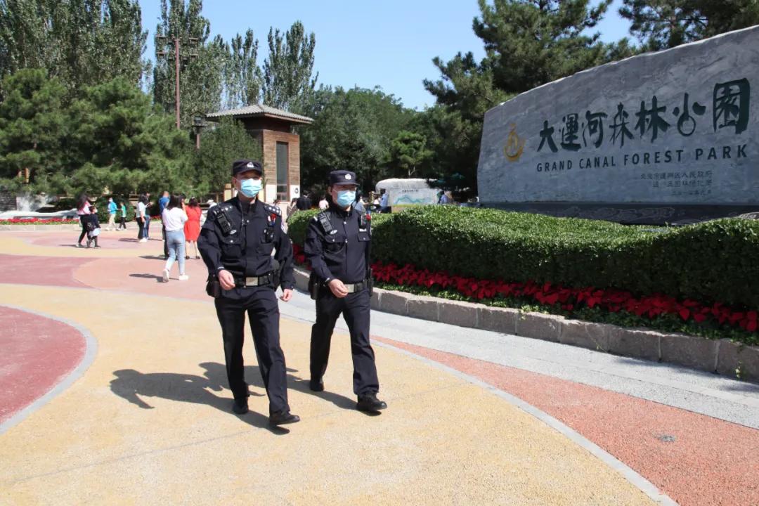 民警在岗位上祝福祖国繁荣昌盛,祝福祖国的守护者平安快乐