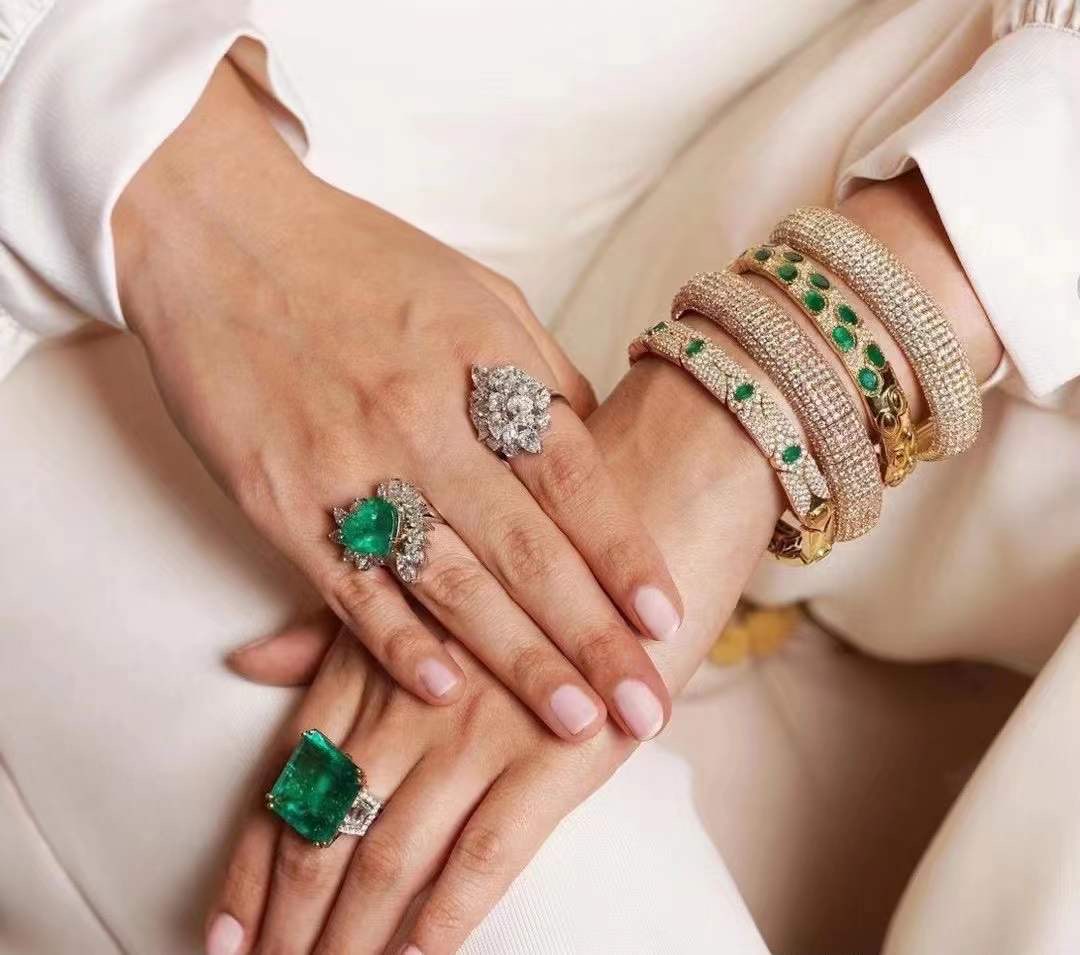 作为地位最崇高的彩色宝石,百万分之一的获得率,赋予了它的高贵