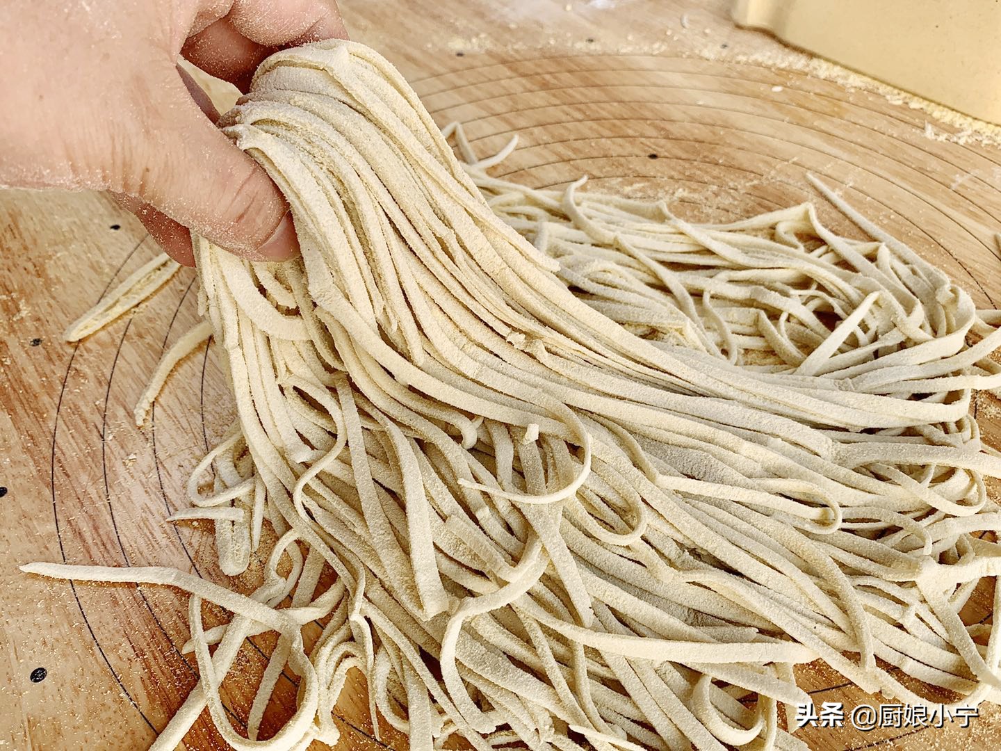 手擀面爽滑劲道有妙招,这样做不断不糟不发硬,北方老一辈做法