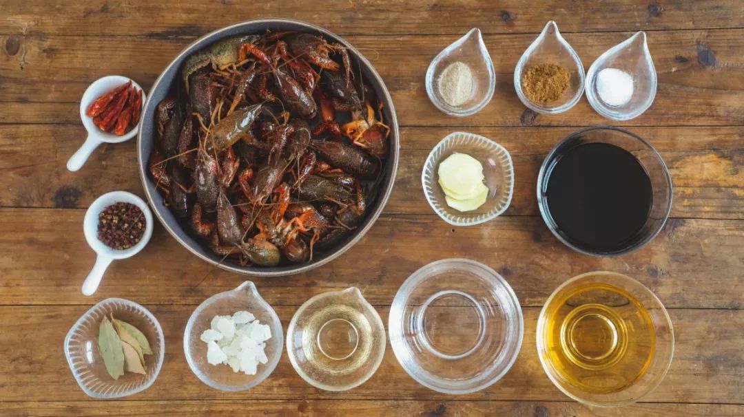 夏天适合出来吃小龙虾喝啤酒,夏天最重要的事喝啤酒吃小龙虾