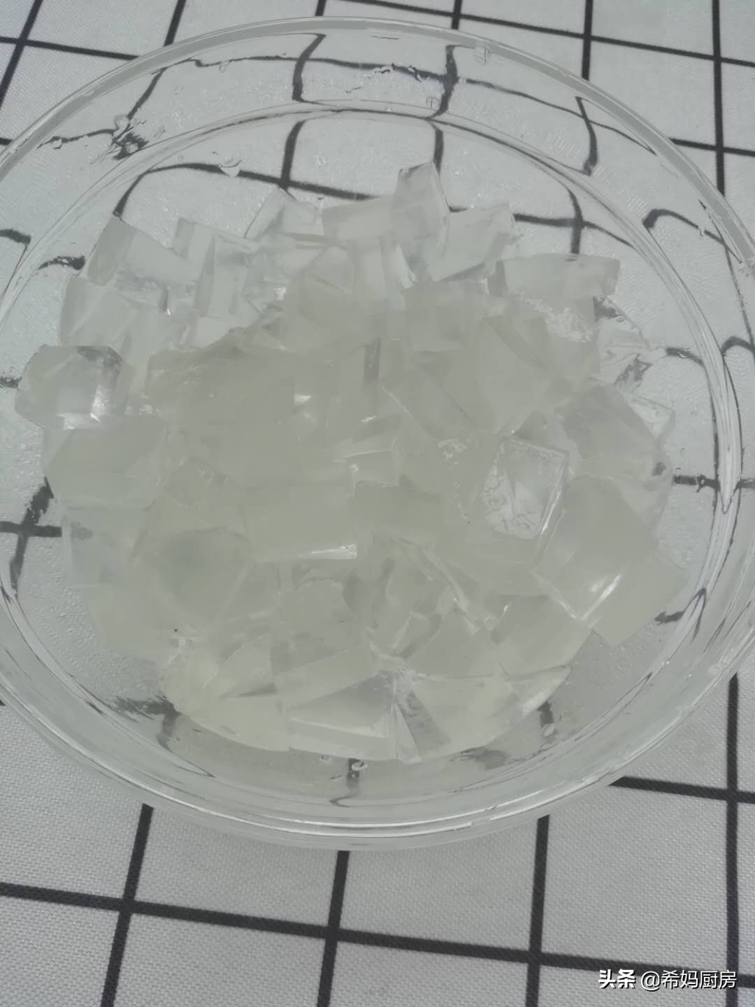 自制红糖凉粉，清凉爽口，两样食材就搞定