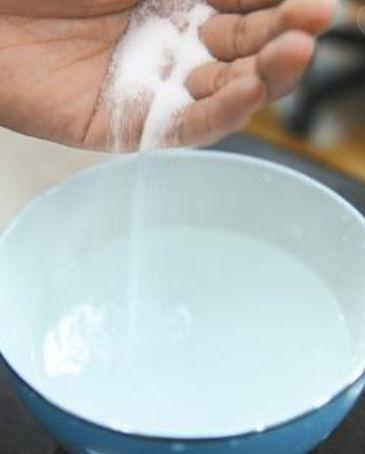 白衬衫发黄最好的解决方法,白衬衫领发黄洗白小窍门用小苏打