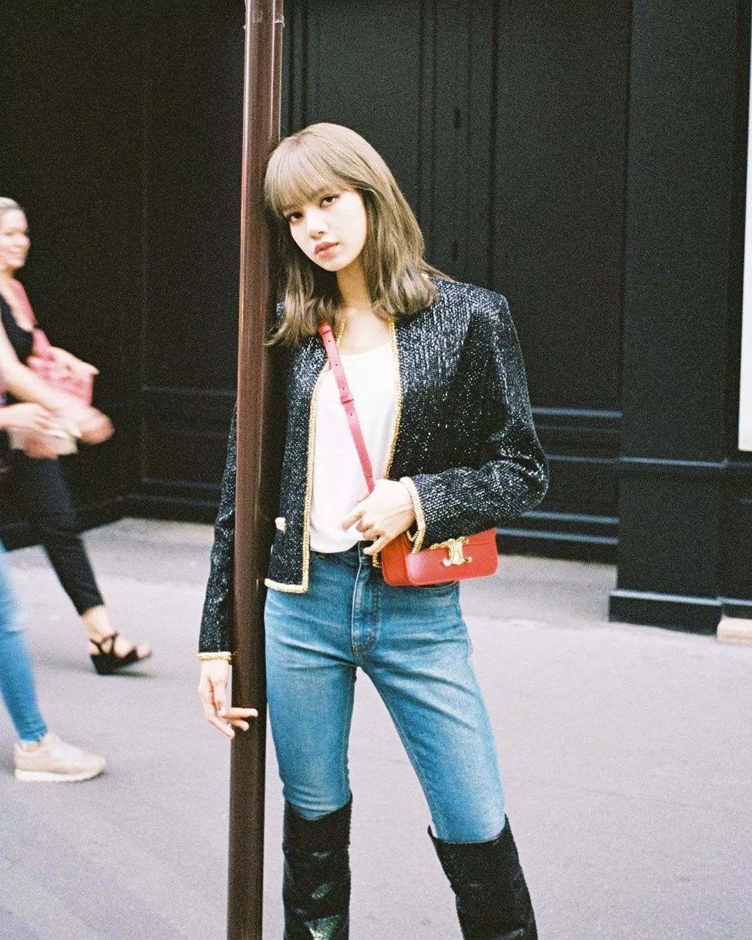 人间芭比lisa白色衣服跳舞,人间芭比lisa穿蓝衣服跳舞