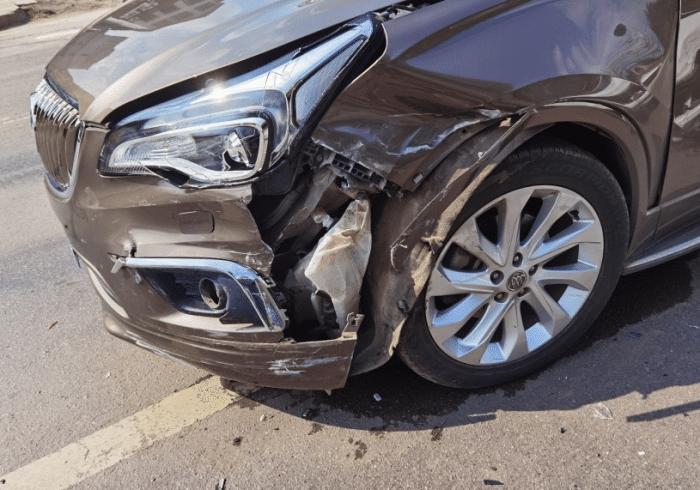 大众宝来侧面撞击别克昂科威，下车后，车主：这差距一个天一个地