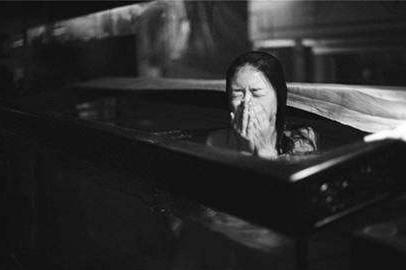 为艺术正名,网红苏紫紫曾全裸接受采访:我可以洒脱地看你你能吗