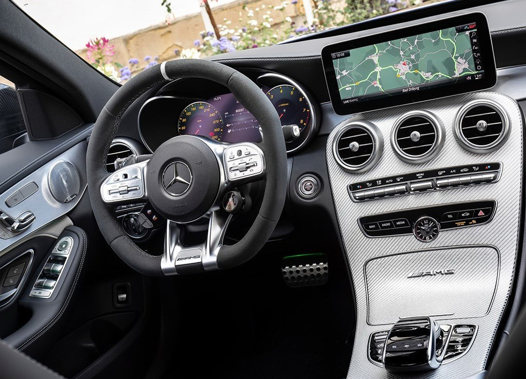 这款奔驰就像剑齿虎，口悬短剑般獠牙，价值百万可谓所向披靡