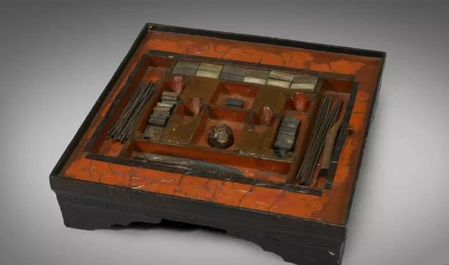 她是真有钱,也是真寂寞