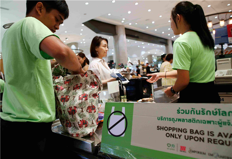 外国小哥用盒子做蜘蛛侠发射器,国外小哥做蜘蛛侠发射器完美还原