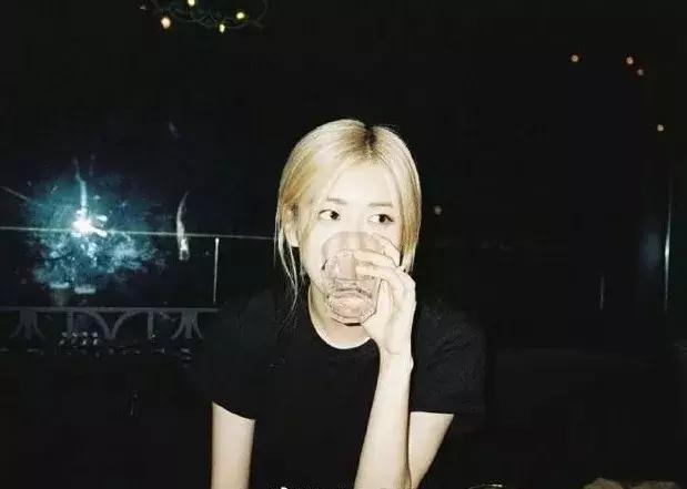 blackpink巴黎时装周lisa是爱豆吗,blackpink七周年绿色lisa衣服