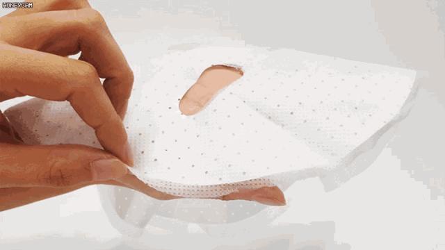 敷面膜需要把上面的塑料纸扔掉,敷面膜外面那层塑料纸要不要撕掉
