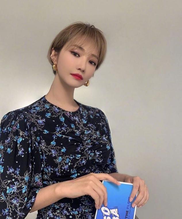 女士头发多又厚适合哪种减龄短发,中年妇女发型短发40-50岁方形脸