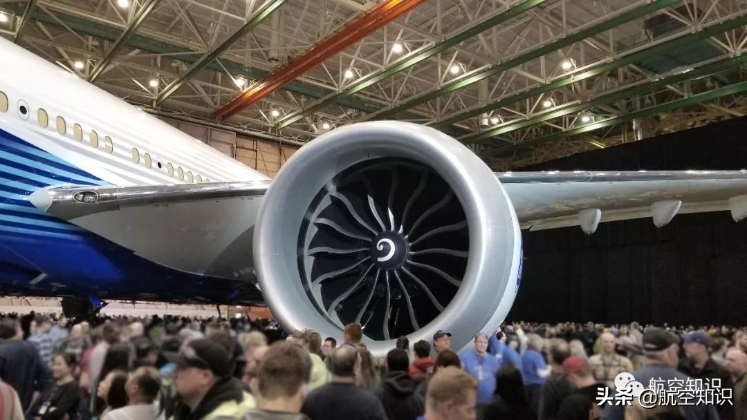 爱迪生发明了电灯泡的资料,爱迪生发明电灯泡的事迹