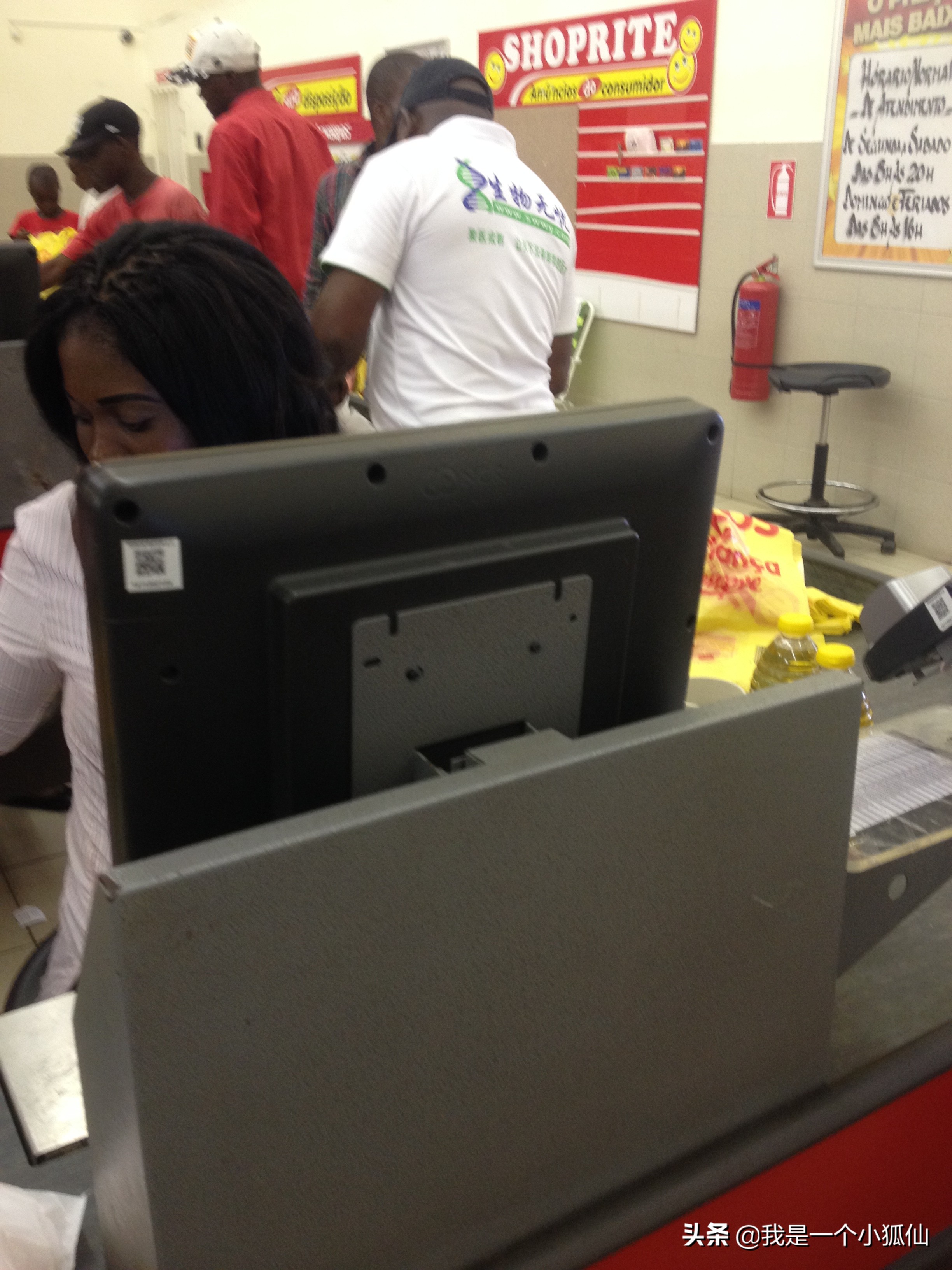 在非洲安哥拉看到的黑人穿带中国字的衣服在非洲安哥拉的日子241