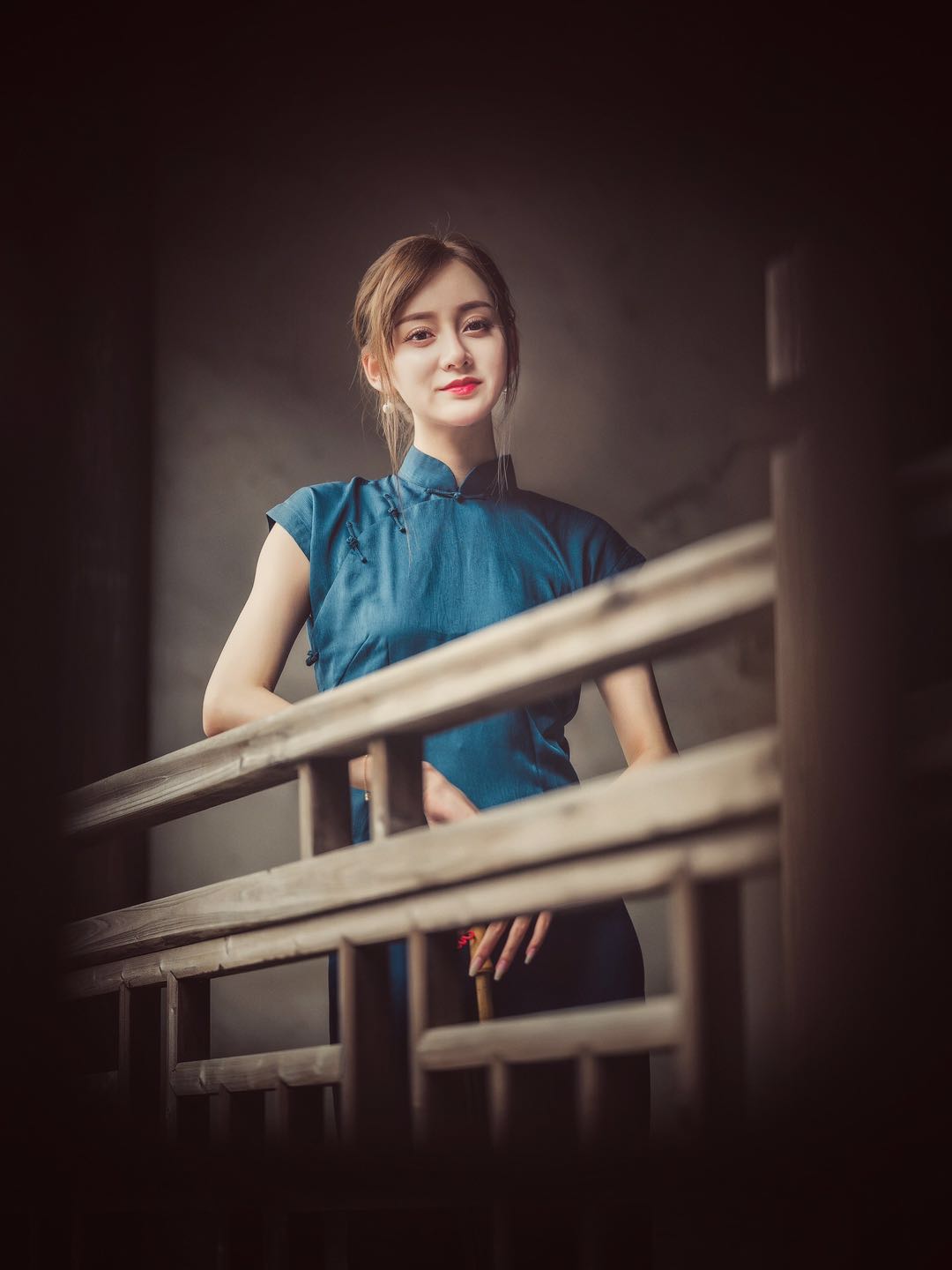 拍照姿势怎么摆拍出来好看,室内男生简约摆拍姿势