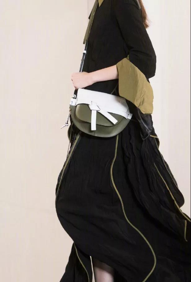 背出去的包包,包包背得长好看还是短好看