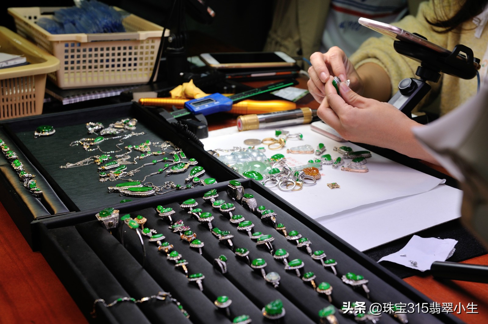 直播的翡翠怎么那么便宜是真的吗,翡翠直播间买的翡翠值不值