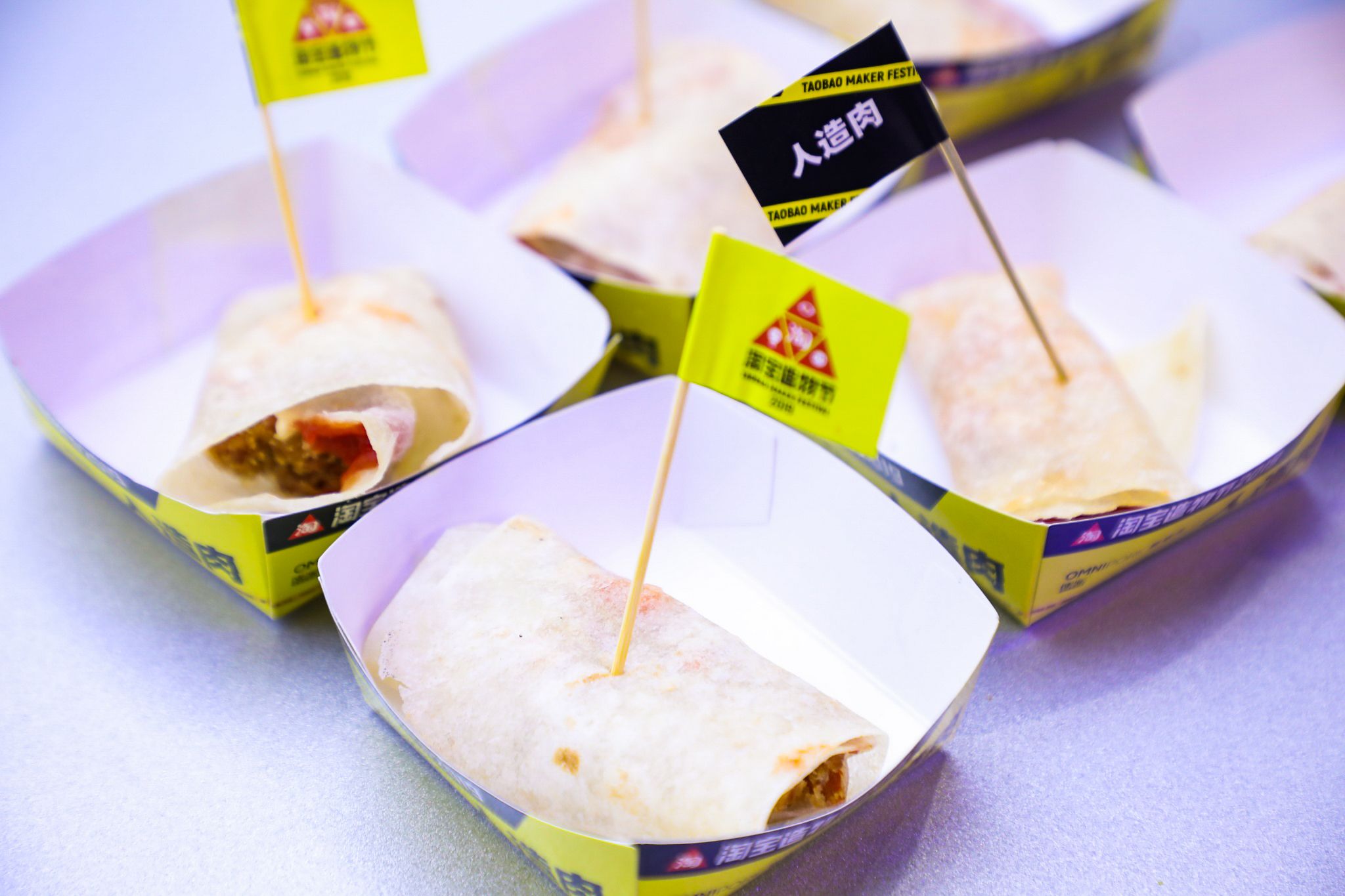 探秘淘宝造物节:机器人满地走穿上外骨骼机甲就能抬起一辆车