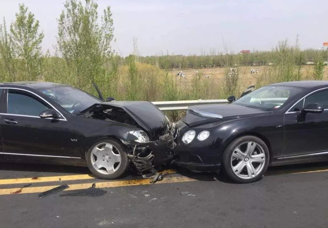 撞豪车赔不起怎么解决,撞了豪车车险不够赔该咋办