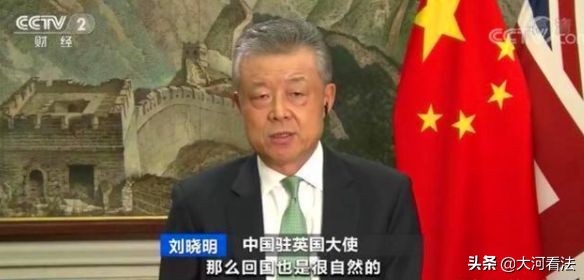 13岁男孩跟着飞机飞行1.5小时,14岁男孩躲在飞机里飞行一个小时