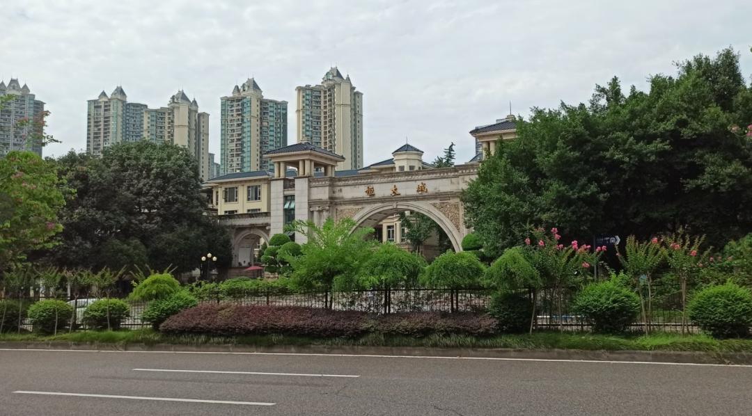 雷翻天！重庆首个带空中泳池的超级豪宅交房，现场惨不忍睹