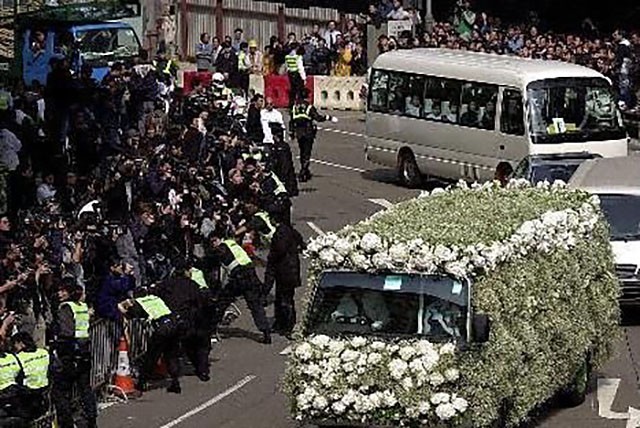刘德华梁朝伟为梅艳芳扶灵,刘德华为梅艳芳送丧片段