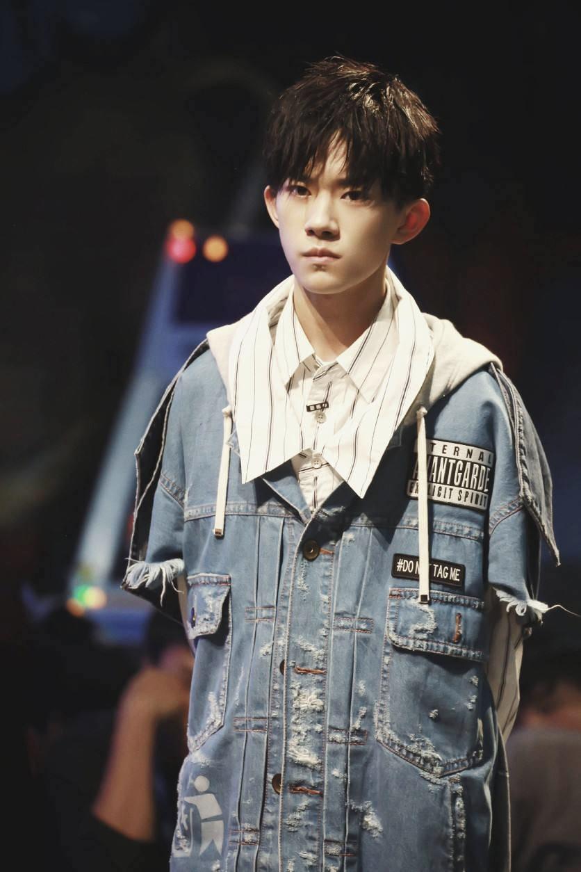 易烊千玺一个人的精彩视频,易烊千玺一个人综艺节目