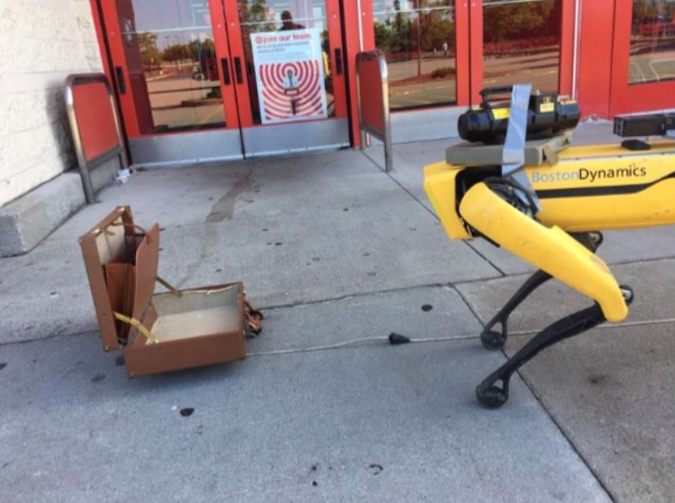 拆弹、监控、拉黄包车，还有什么是这条机器狗不会做的？