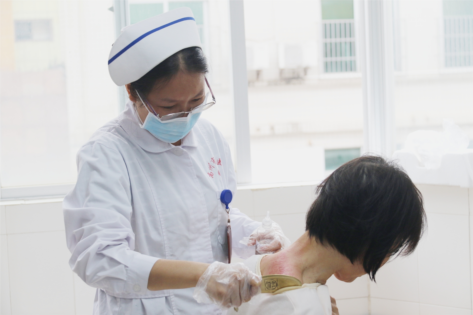 高州市中医院开展中医传统特色疗法推广暨义诊活动