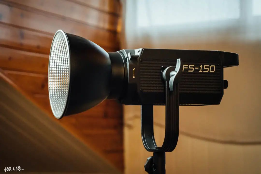 摄影灯需要灯泡吗,摄影灯与日光灯的区别