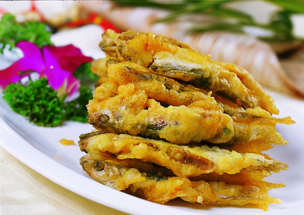 油炸小鱼时，用面粉还是淀粉？大厨教你饭店做法，凉了也不回软