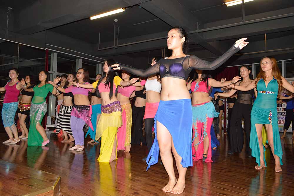 甩胯肚皮舞艺术中的精美动作,甩胯肚皮舞