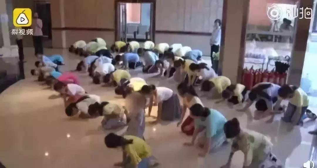 “衣不蔽体，引发海啸”？女德班竟将目标朝向00后，家长要警惕