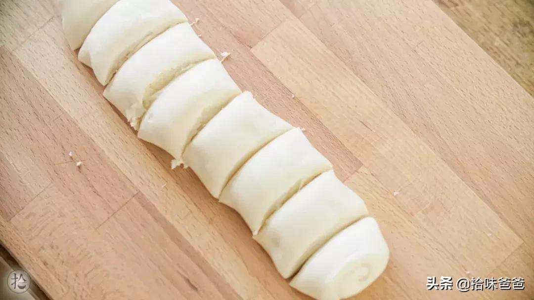 在家也可以做出酥脆的绿豆饼了,在家自制酥皮冰绿豆饼不用烤箱