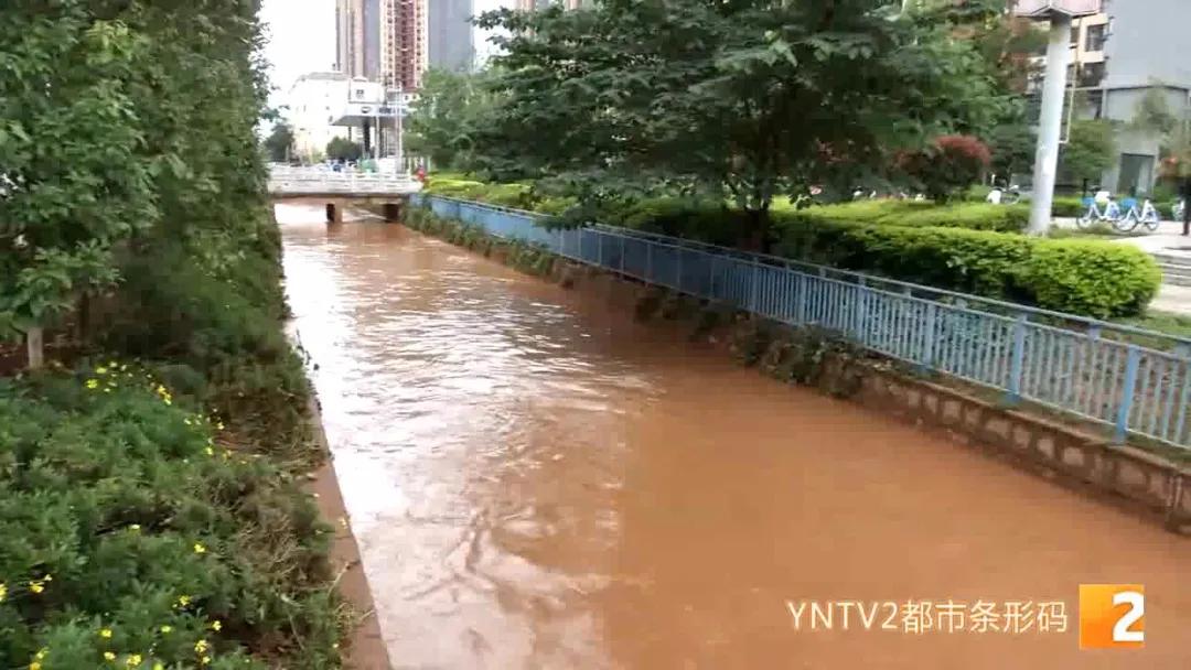 约200辆车泡了一整天，路上淤泥堆积难以通行，西市区为何淹积水那么严重？