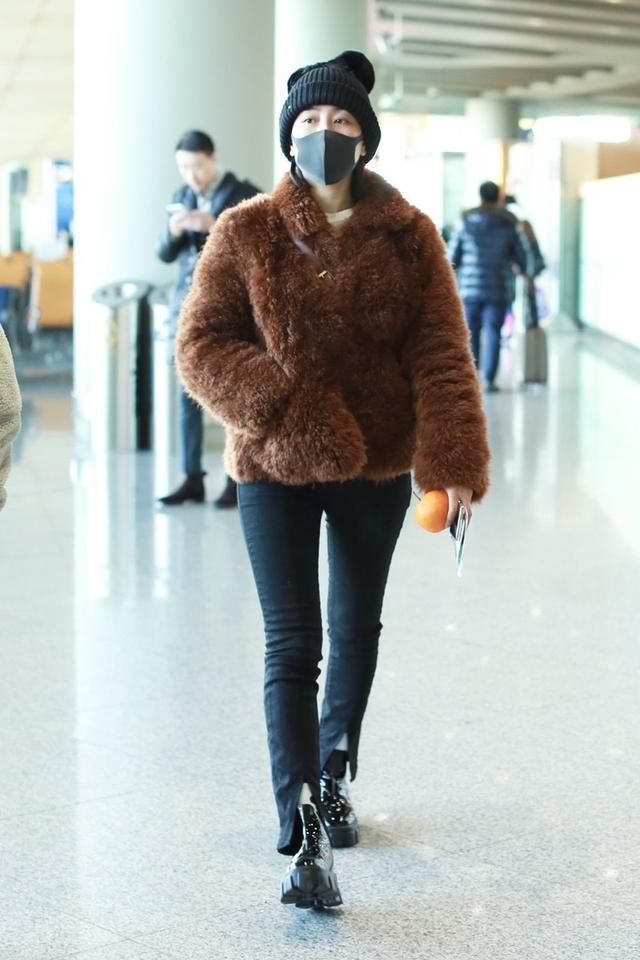 38岁马苏戴口罩现身,穿皮草配紧身裤可爱减龄,只是帽子有点显老