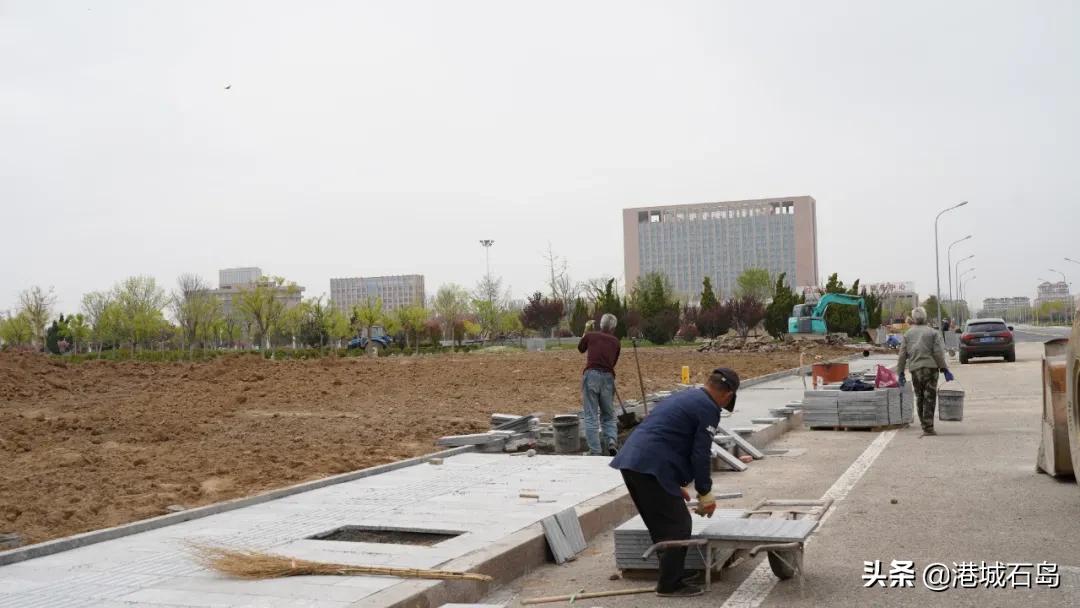 向坚守岗位的一线工人致敬,向坚守在户外的劳动者致敬