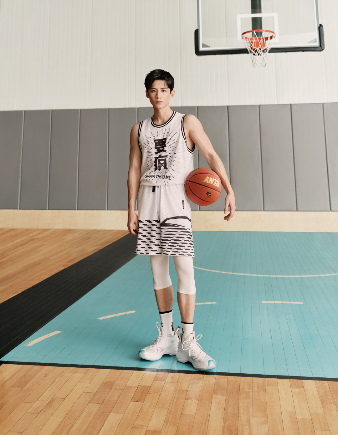 白敬亭穿的安踏粉色篮球鞋是哪双,白敬亭打篮球上海安踏活动背影