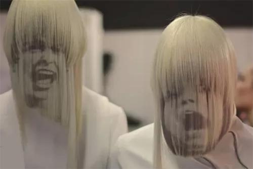 国外发型设计师剪头发,理发师给人设计发型变得好漂亮