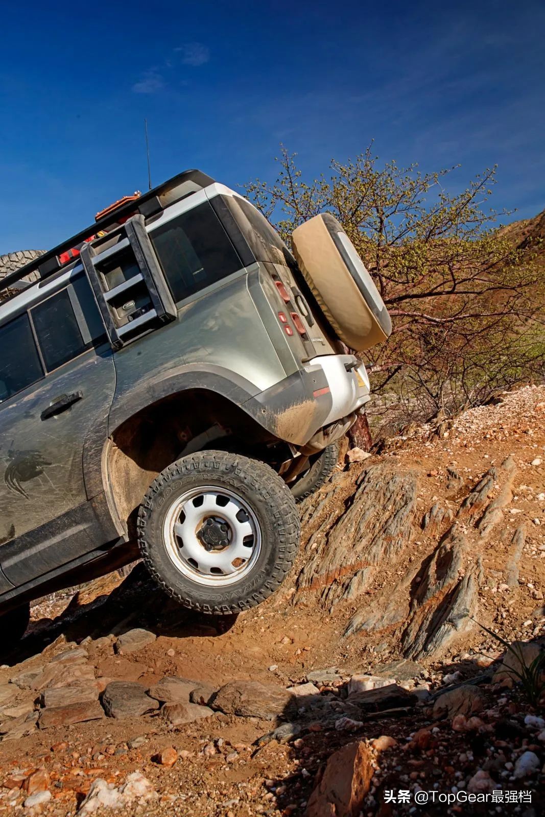 全新路虎卫士怎么样?去非洲越野试驾一下就知道啦