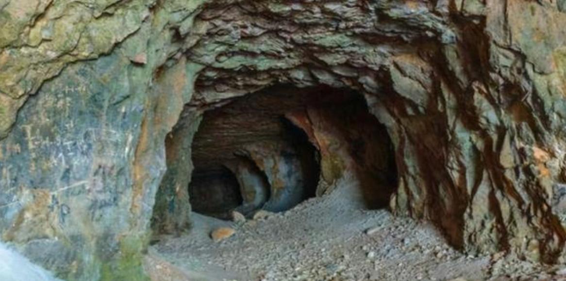 日本藏的一处宝藏被放羊娃发现,放羊娃发现日军物资