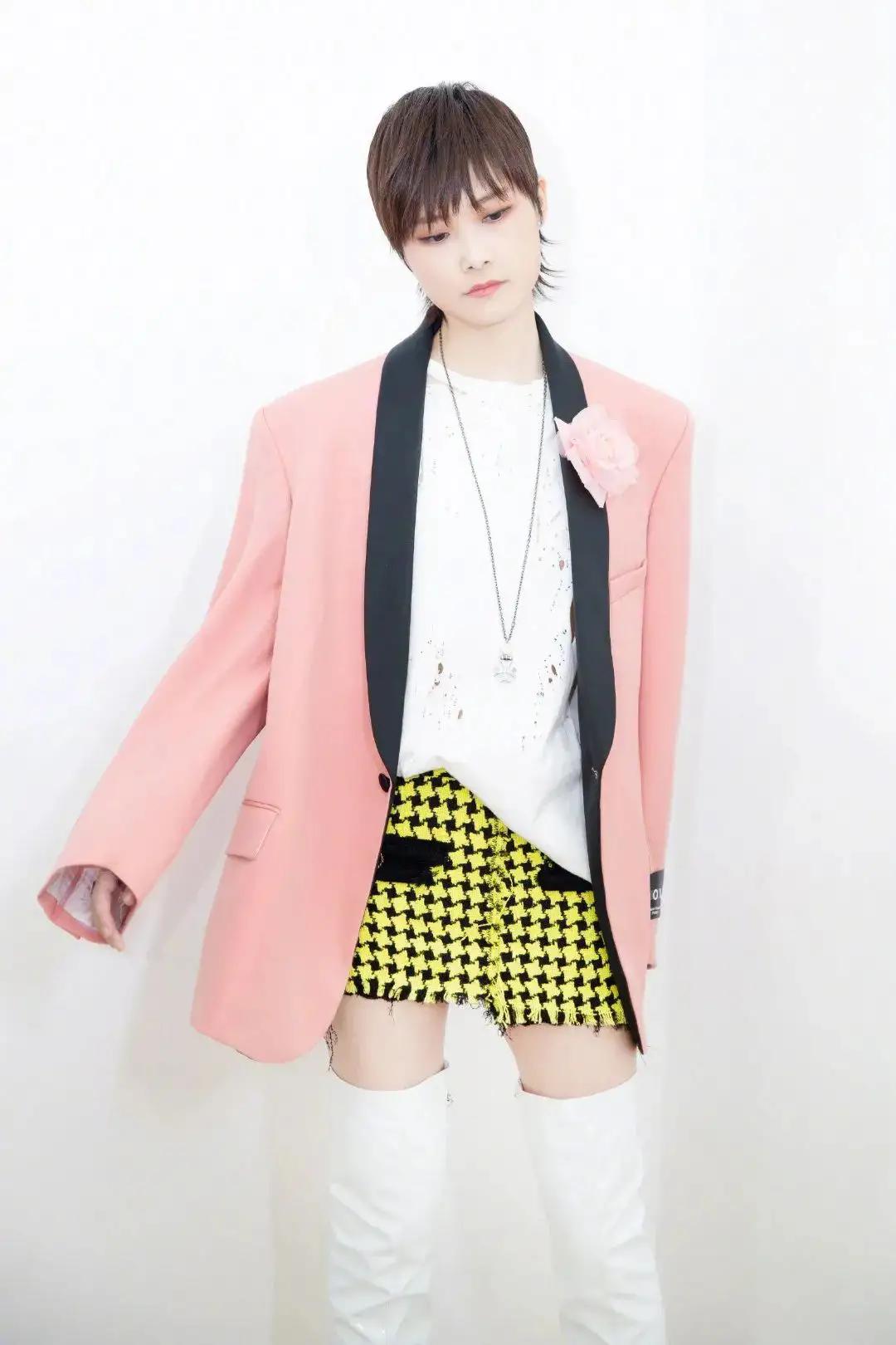 刘敏涛真没把自己当大婶，穿粉色卫衣配百褶裙，像小姑娘一样