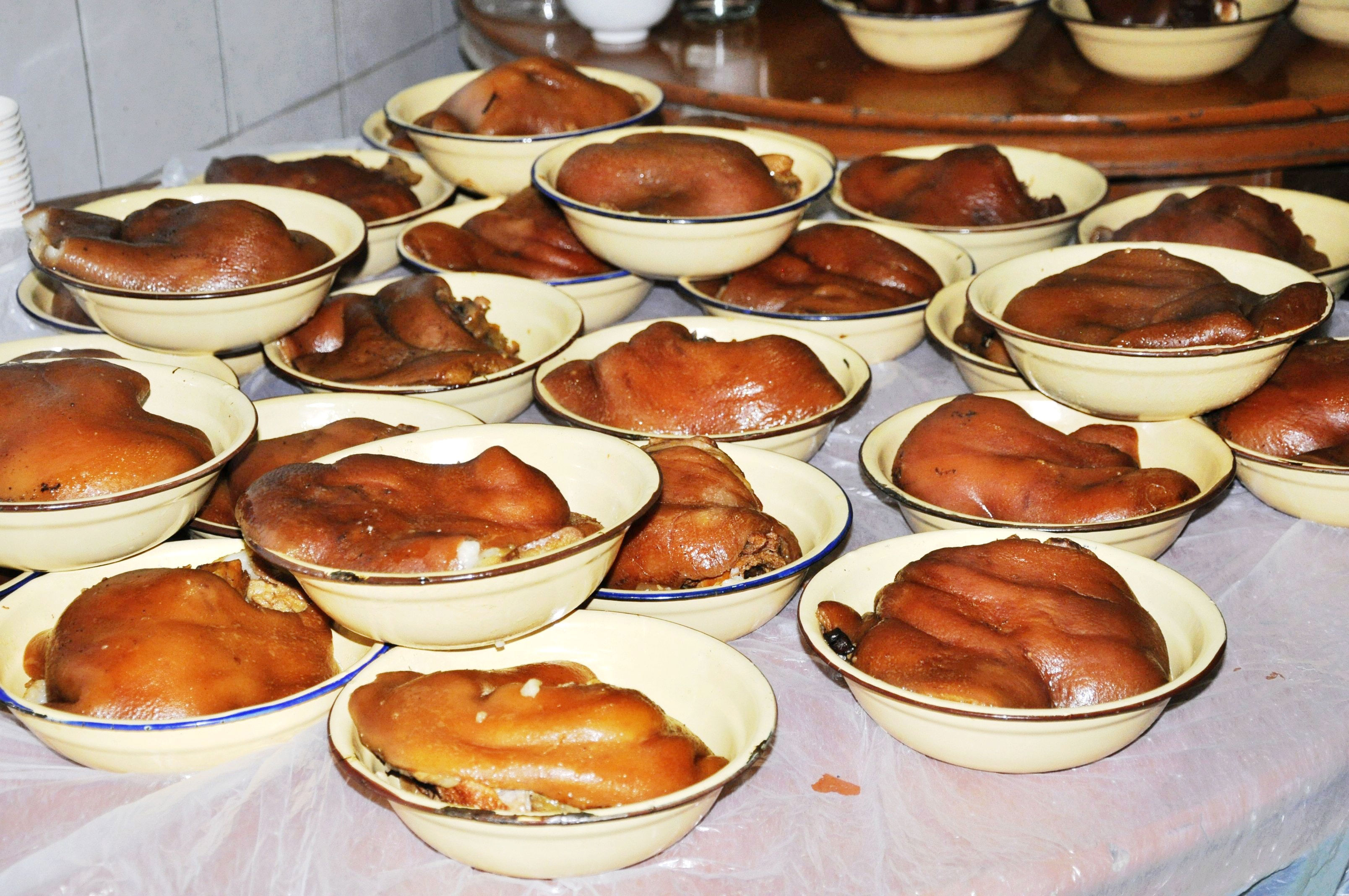 牛佛烘肘吃出梁山好汉的气魄