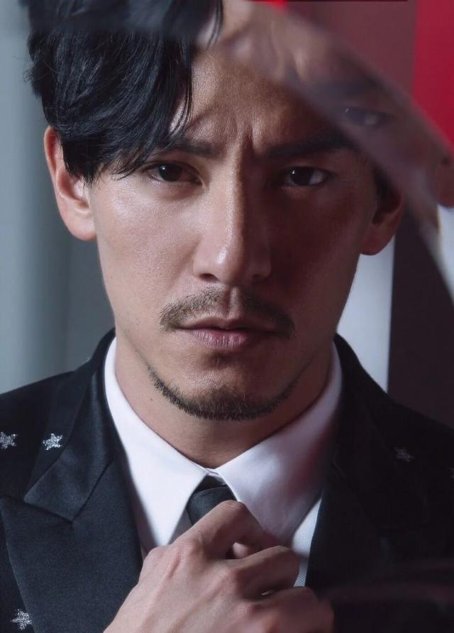 留了胡子反而更帅的男星,刮掉胡子帅到爆的男星